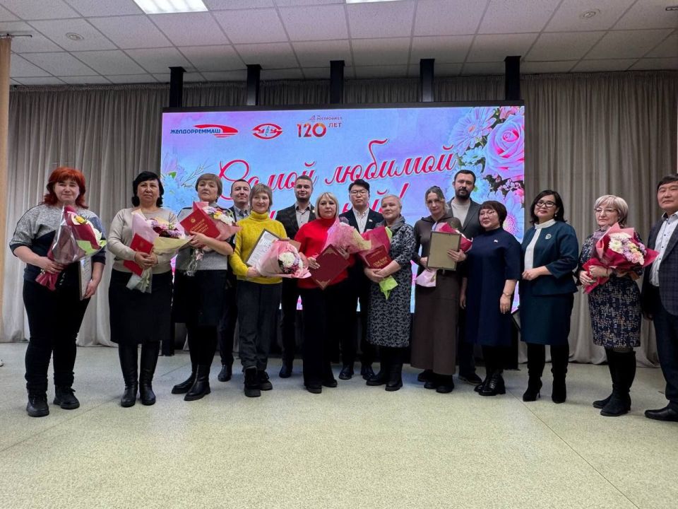 Депутаты Народного Хурала - Максим Бувалин, Елена Вахрушкинова, Тумэн Дондоков, Замбал Санжиев, поздравили сотрудниц ЛВРЗ с наступающим Днём матери