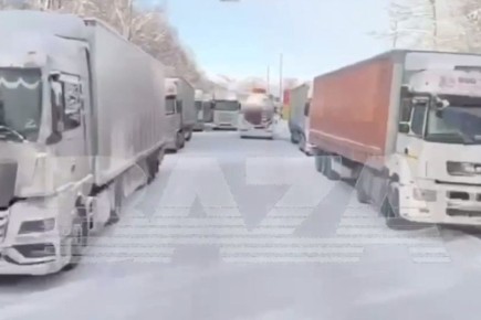 На федеральной трассе "Байкал" тысячи машин провели ночь в 85-километровой пробке при -18°C