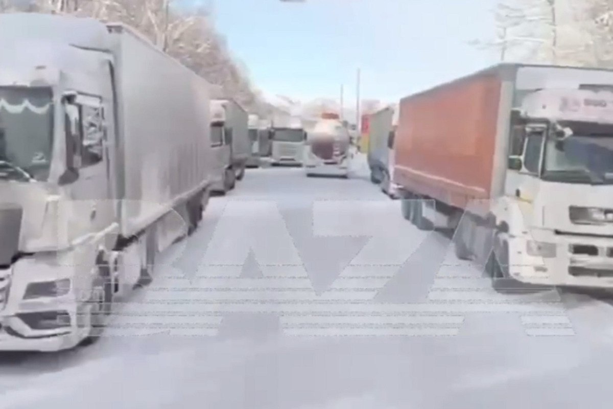 На федеральной трассе "Байкал" тысячи машин провели ночь в 85-километровой пробке при -18°C
