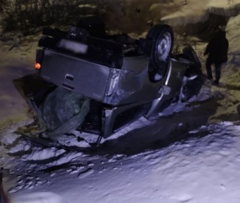 Грузовой поезд протаранил автомобиль на переезде