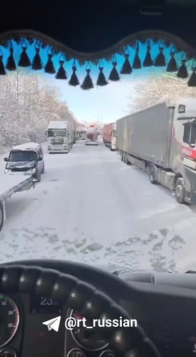 Огромная пробка на десятки километров на трассе «Байкал» — у водителей заканчиваются бензин, вода и еда