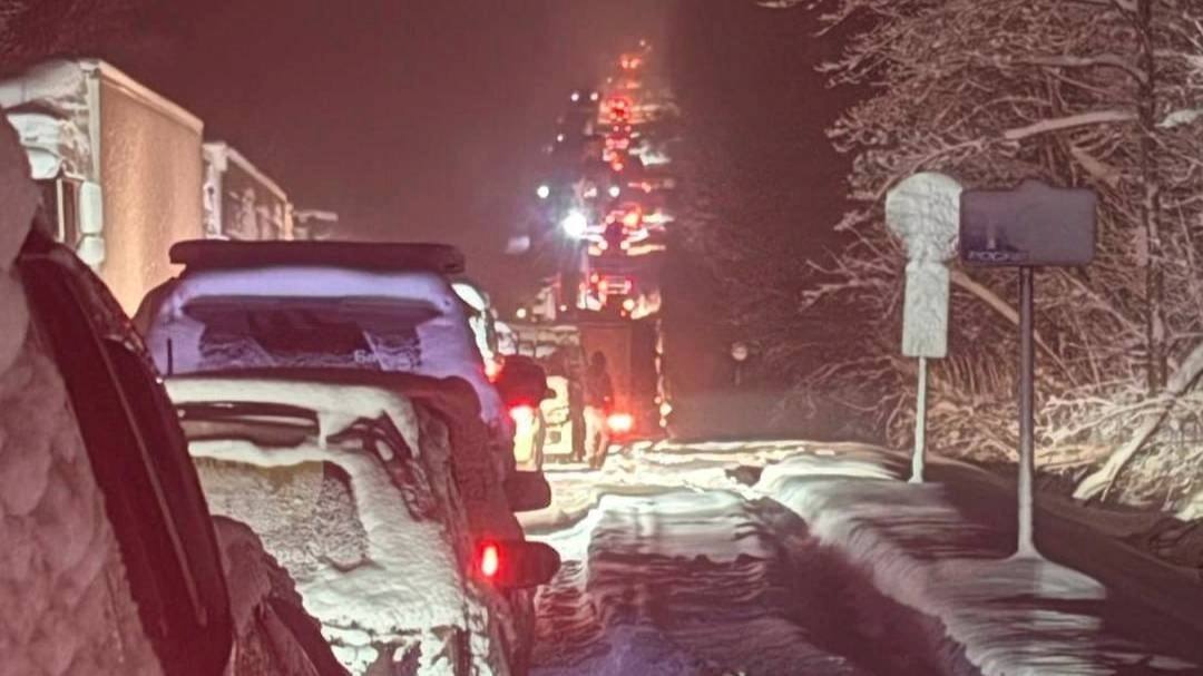 Несколько часов сотни людей стоят в многокилометровой пробке на трассе "Байкал" в Бурятии Несколько часов сотни людей стоят в многокилометровой пробке на трассе "Байкал" в Бурятии