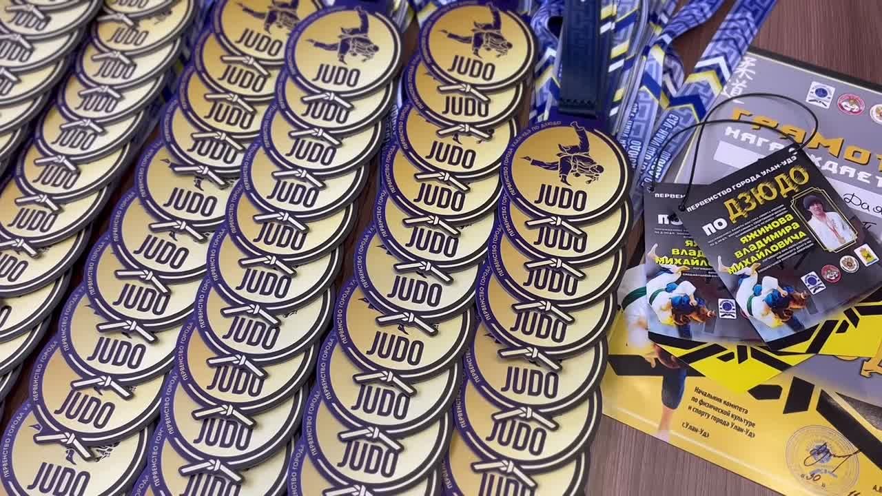 Юные спортсмены вышли на татами на турнире памяти Владимира Яжинова