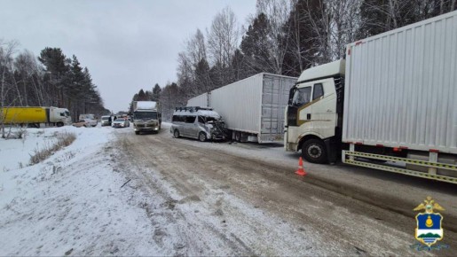 Авария с тремя пострадавшими произошла сегодня днём на 315-м километре федеральной трассы Р-258 «Байкал», в районе Байкальского прибоя