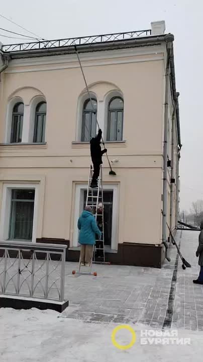 Уборка от снега должна проходить до 8 часов, но у кого как