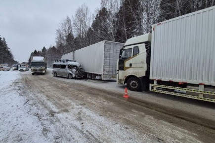 В Бурятии грузовик въехал в «Тойоту Хайс», трое пострадали