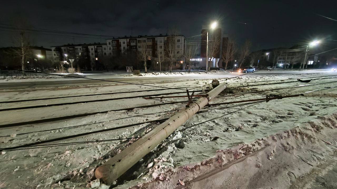 Автомобилист снёс столб, уходя от полицейской погони Автомобилист снёс столб, уходя от полицейской погони