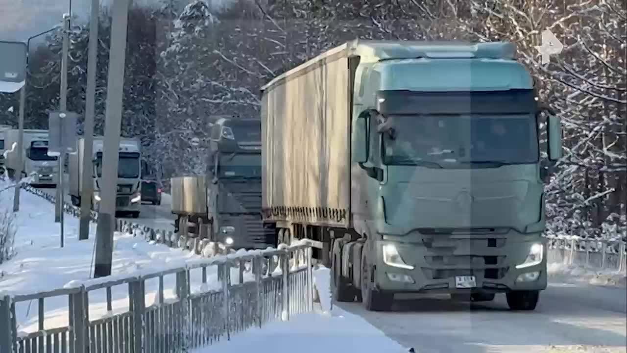 В гигантской пробке на трассе "Байкал" скопилось порядка 350 грузовиков