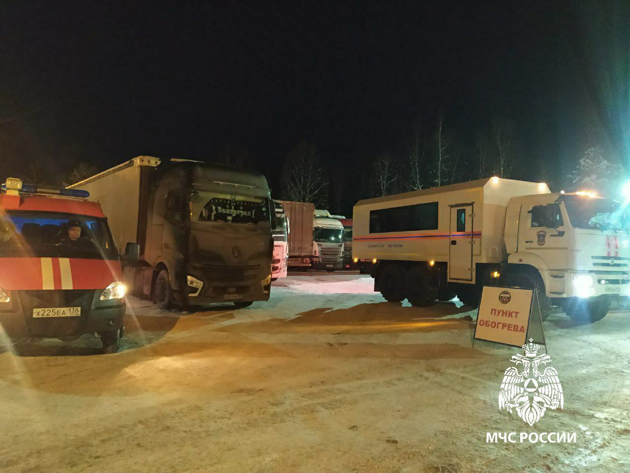 Застрявшим в пробке людям на трассе "Байкал" в Бурятии доставляют бензин, еду и воду Застрявшим в пробке людям на трассе "Байкал" в Бурятии доставляют бензин, еду и воду