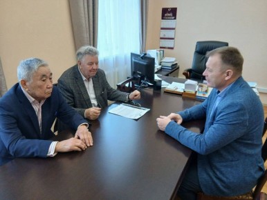 Председатель Комитета Народного Хурала Республики Бурятия по социальной политике Игорь Марковец встретился с председателем Бурятской общественной организации ветеранов (пенсионеров) войны, труда, Вооруженных Сил и...