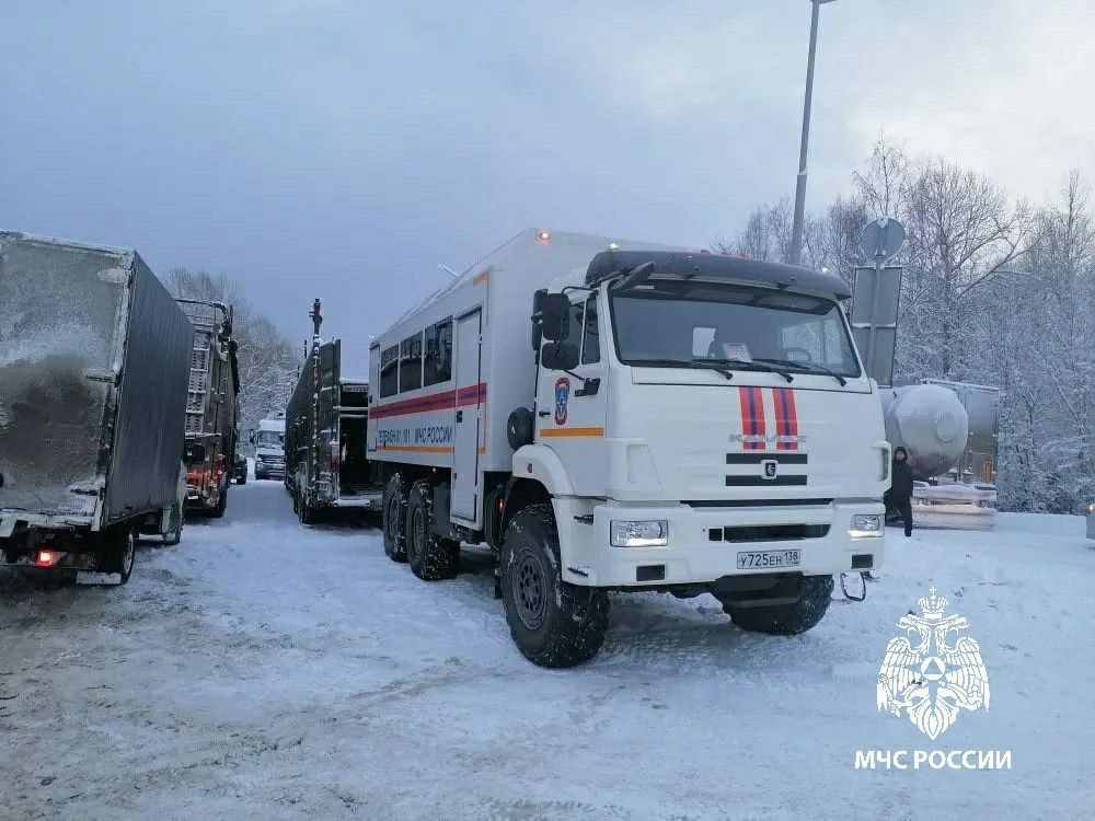 Застрявшим в пробке людям на трассе "Байкал" в Бурятии доставляют бензин, еду и воду Застрявшим в пробке людям на трассе "Байкал" в Бурятии доставляют бензин, еду и воду