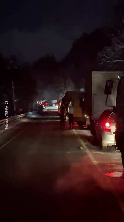 Застрявшим в пробке людям на трассе "Байкал" в Бурятии доставляют бензин, еду и воду