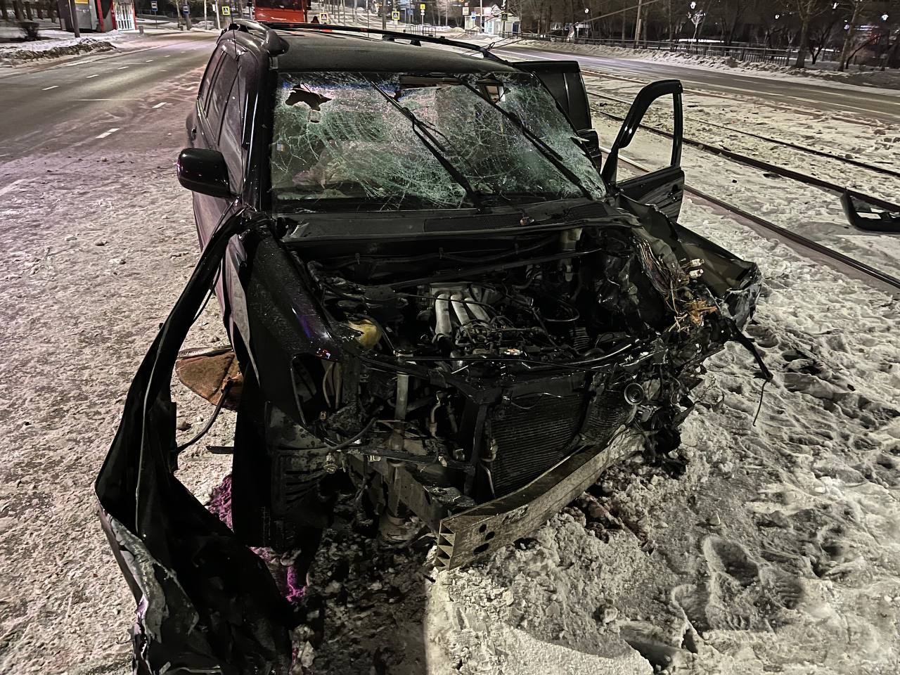 Автомобилист снёс столб, уходя от полицейской погони