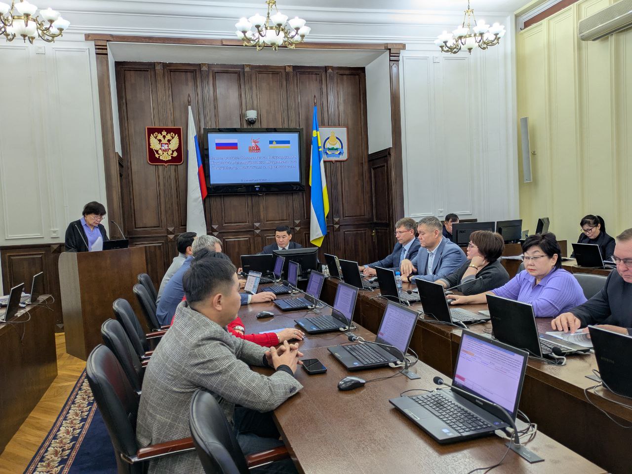 На заседании Комитета Народного Хурала по бюджету законодатели рассмотрели 22 вопроса предстоящей декабрьской сессии парламента