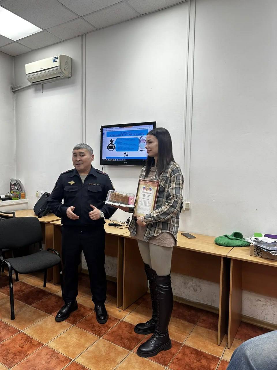 Сотрудница мобильного оператора спасла пенсионерку от мошенников