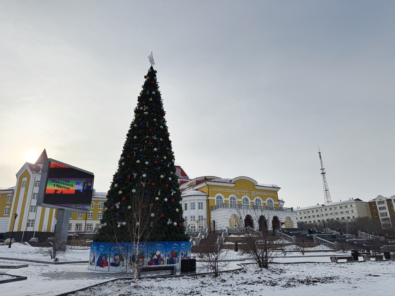 В УланУдэ ёлки уже зажглись, хотя до праздника ещё месяц!