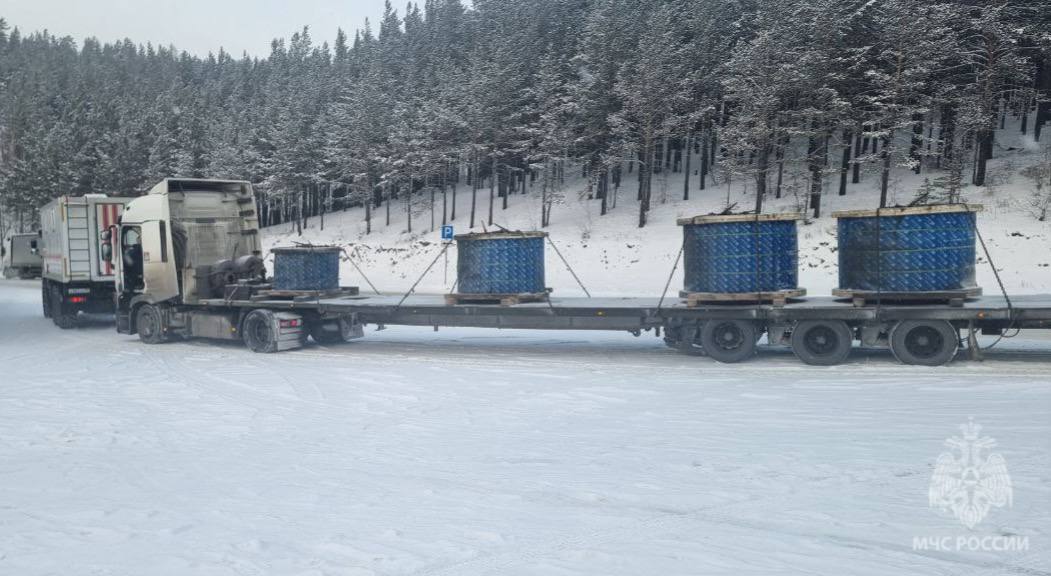 Во время работы подвижного пункта обогрева ГУ МЧС России по Бурятии сотрудники оказали содействие водителю легкового авто, съехавшего в кювет, подтолкнули вверх по склону большегрузную машину и раздали дорожные наборы с едой... Во время работы подвижного пункта обогрева ГУ МЧС России по Бурятии сотрудники оказали содействие водителю легкового авто, съехавшего в кювет, подтолкнули вверх по склону большегрузную машину и раздали дорожные наборы с едой...