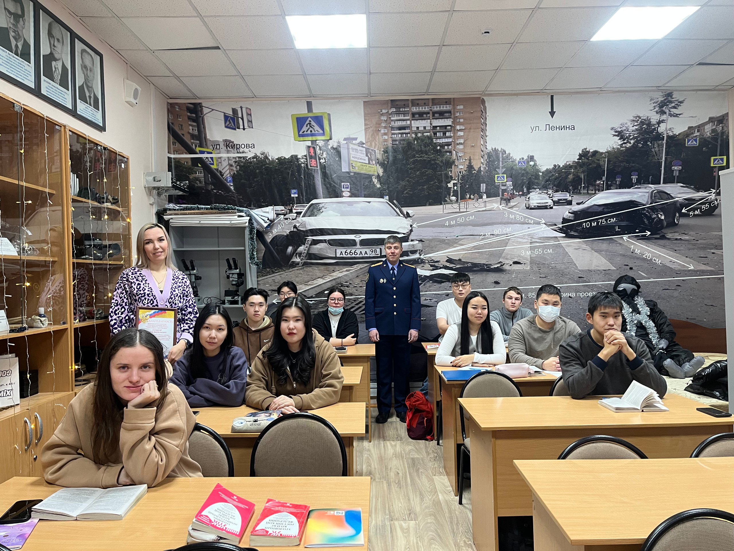 В День юриста сотрудник следственного управления встретился со студентами, обучающимися по профильной специальности и поздравил их В День юриста сотрудник следственного управления встретился со студентами, обучающимися по профильной специальности и поздравил их