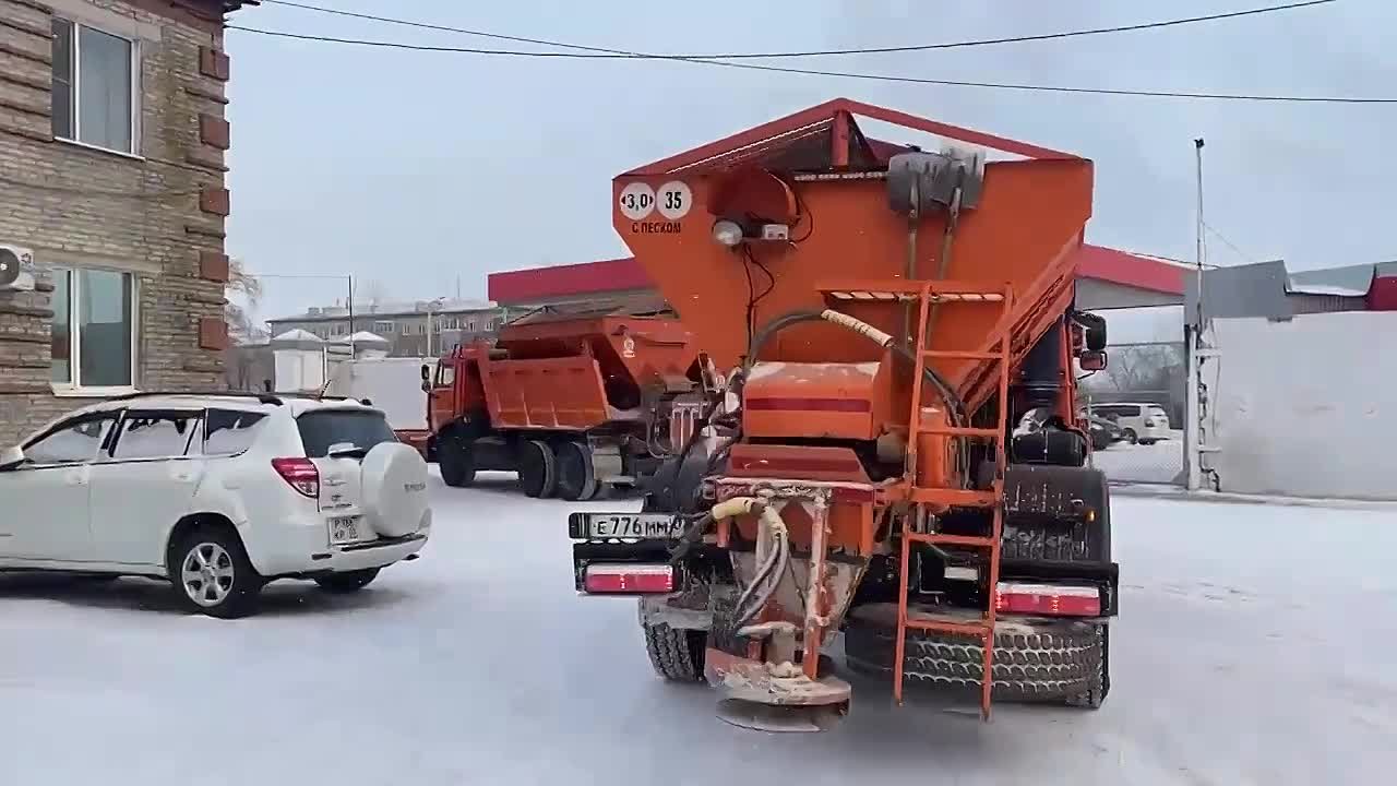 В Улан-Удэ продолжается снегопад, на перекрёстках и остановках образуется накаты