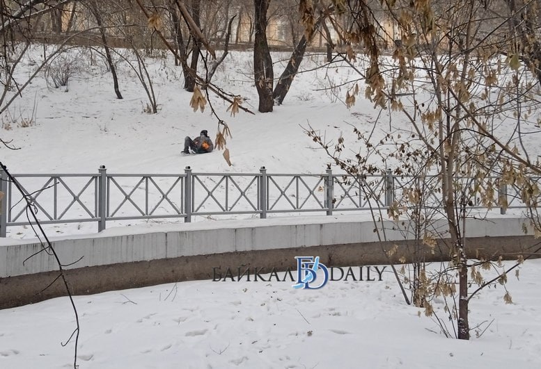 В улан-удэнском парке «Мемориал Победы» детей просят не кататься на склонах В улан-удэнском парке «Мемориал Победы» детей просят не кататься на склонах