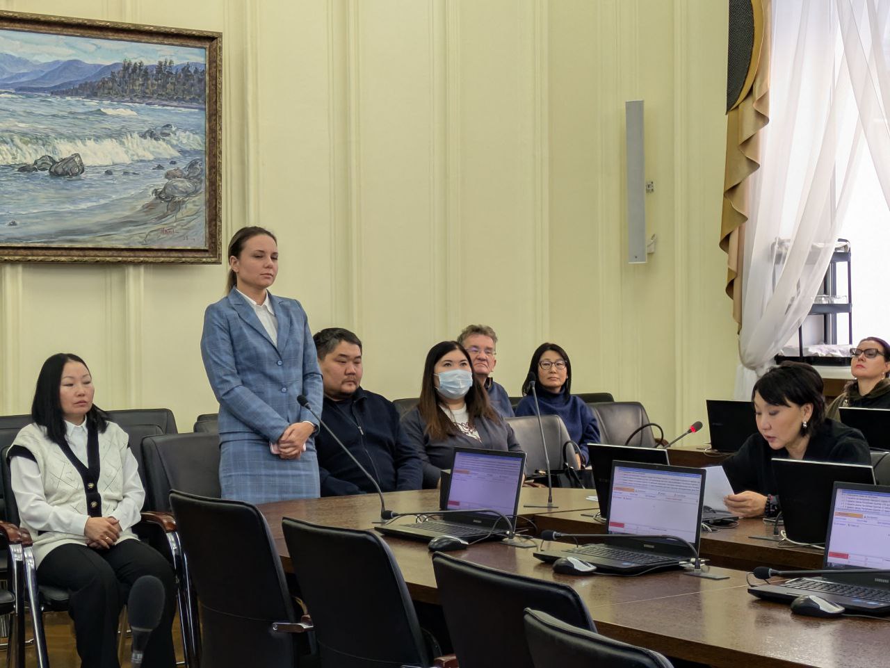 Депутаты Комитета Народного Хурала Бурятии по государственному устройству рассматривают вопросы предстоящего пленарного заседания Депутаты Комитета Народного Хурала Бурятии по государственному устройству рассматривают вопросы предстоящего пленарного заседания