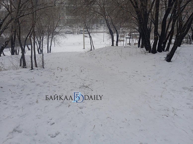 В улан-удэнском парке «Мемориал Победы» детей просят не кататься на склонах В улан-удэнском парке «Мемориал Победы» детей просят не кататься на склонах