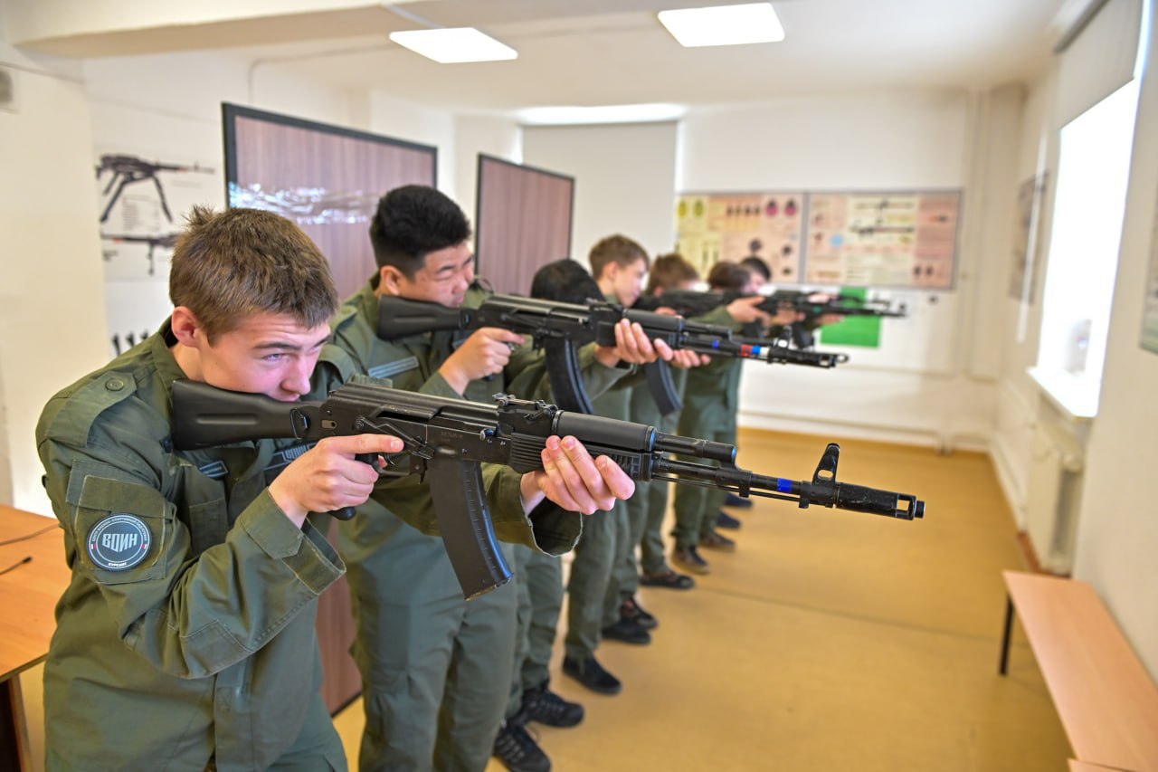 Юрий Трутнев посетил филиал Центра «ВОИН» в Улан-Удэ Юрий Трутнев посетил филиал Центра «ВОИН» в Улан-Удэ
