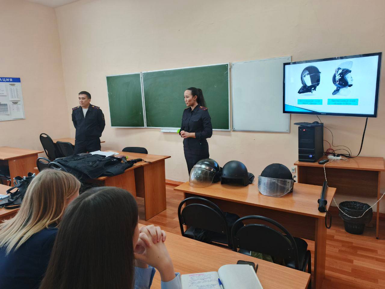 В Улан-Удэ транспортные полицейские провели для студентов лекцию по профилактике терроризма и экстремизма В Улан-Удэ транспортные полицейские провели для студентов лекцию по профилактике терроризма и экстремизма