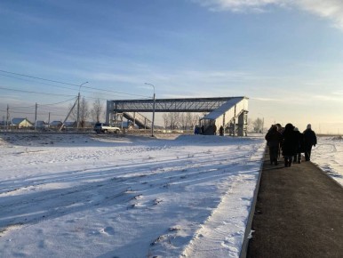 Сегодня в улусе Нур-Селение в Иволгинском районе открыли надземный пешеходный переход и участок подъездной дороги к новому филиалу Сужинской школы и детскому саду «Солонго»