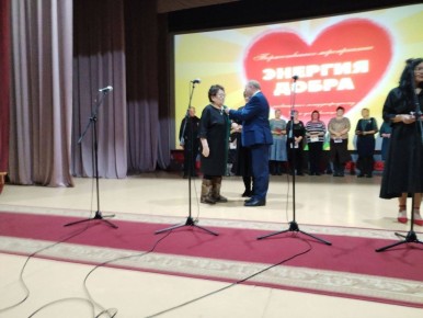 Председатель Народного Хурала Владимир Павлов вручил медали, благодарственные письма и памятные подарки отличившимся волонтерам