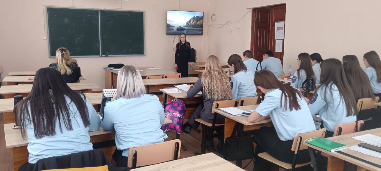 В Улан-Удэ транспортные полицейские провели для студентов лекцию по профилактике терроризма и экстремизма