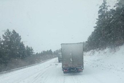 На федеральной трассе «Байкал» в Бурятии образовались многокилометровые пробки из-за сильного снегопада