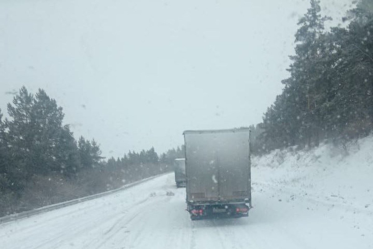 На федеральной трассе «Байкал» в Бурятии образовались многокилометровые пробки из-за сильного снегопада
