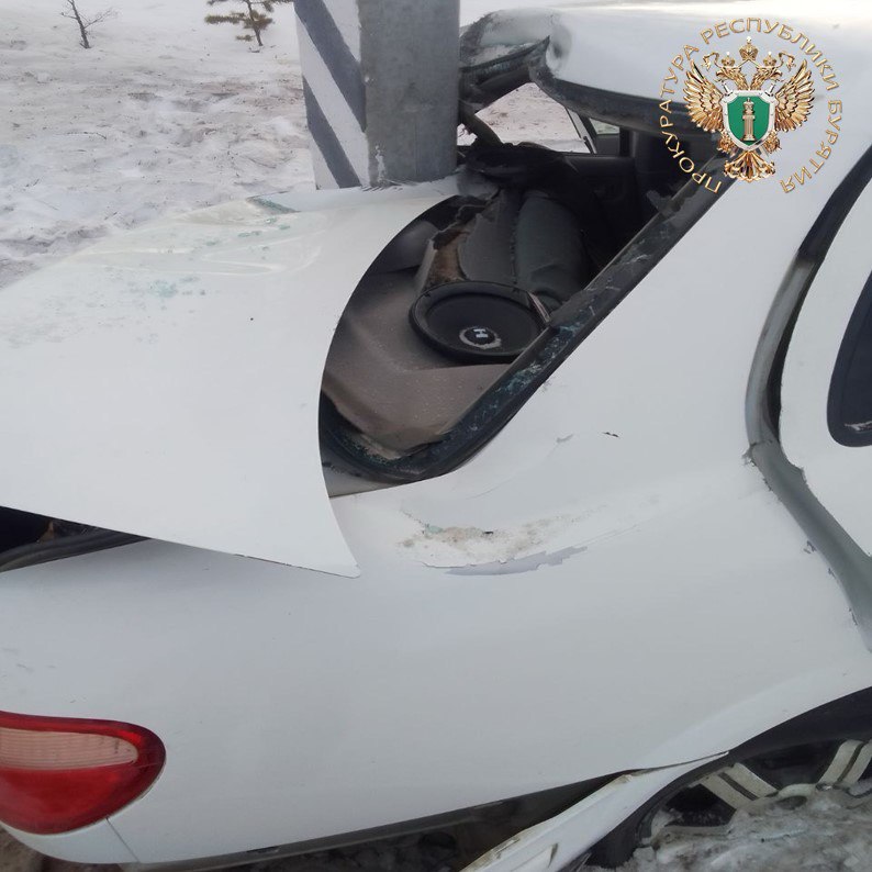 В Бурятии ребенок за рулем врезался в столб В Бурятии ребенок за рулем врезался в столб