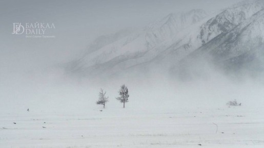 Адский ветер и обломки ледовых полей мешают работе паромной переправы на Ольхоне