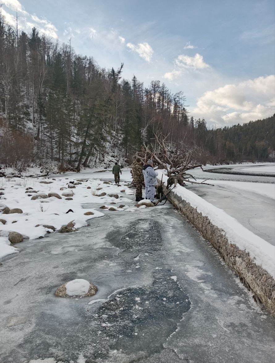 Решил перейти Иркут вброд. Государственные инспекторы оперативной группы Национального парка «Тункинский» спасли жизнь местному жителю