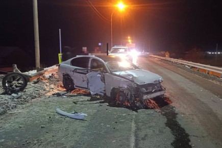 «Лексус» врезался в металлическое дорожное ограждение