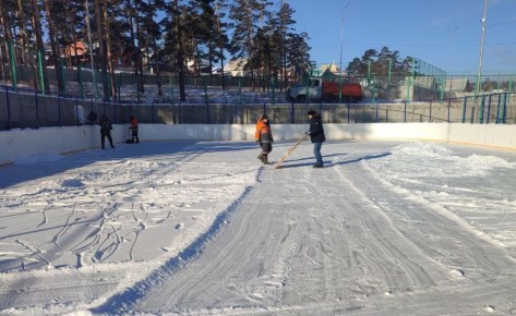 На катке школы №13 прошла финальная заливка льда горячей водой