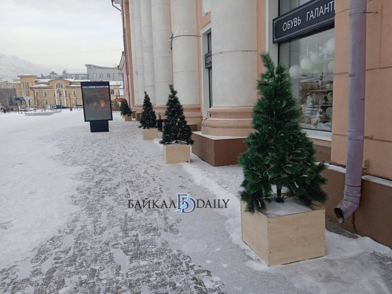 «В историческом центре Улан-Удэ лучшая ёлка в этом году у Galaxy - собрана из сосенок. Остальные - у «Фактора», «Еврозоны», «Центрального» - искусственное не пойми что» «В историческом центре Улан-Удэ лучшая ёлка в этом году у Galaxy - собрана из сосенок. Остальные - у «Фактора», «Еврозоны», «Центрального» - искусственное не пойми что»