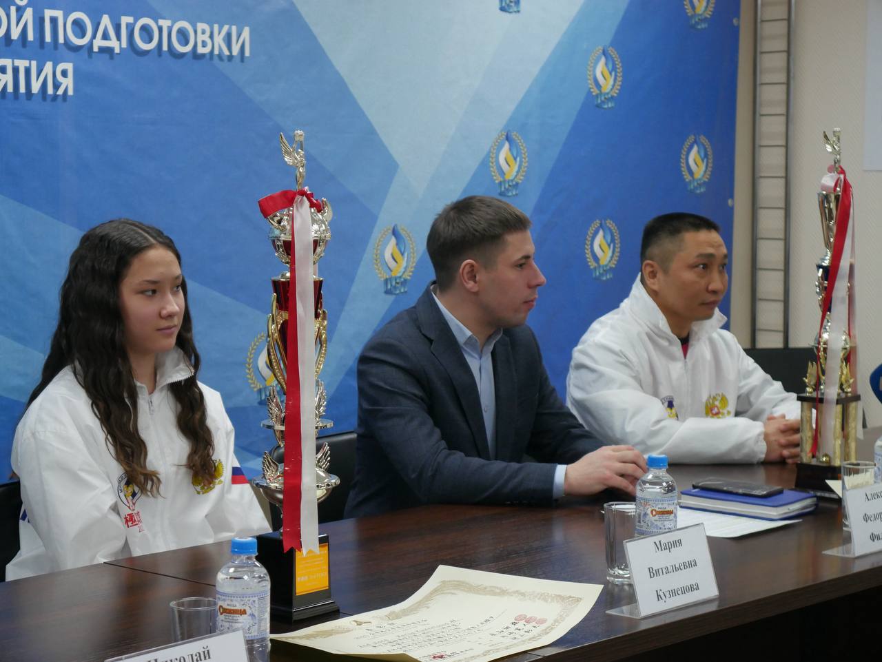 А дальше на пресс-конференции мы чествовали спортсменов, выступивших на чемпионате и первенстве мира по киокусинкай в Токио А дальше на пресс-конференции мы чествовали спортсменов, выступивших на чемпионате и первенстве мира по киокусинкай в Токио