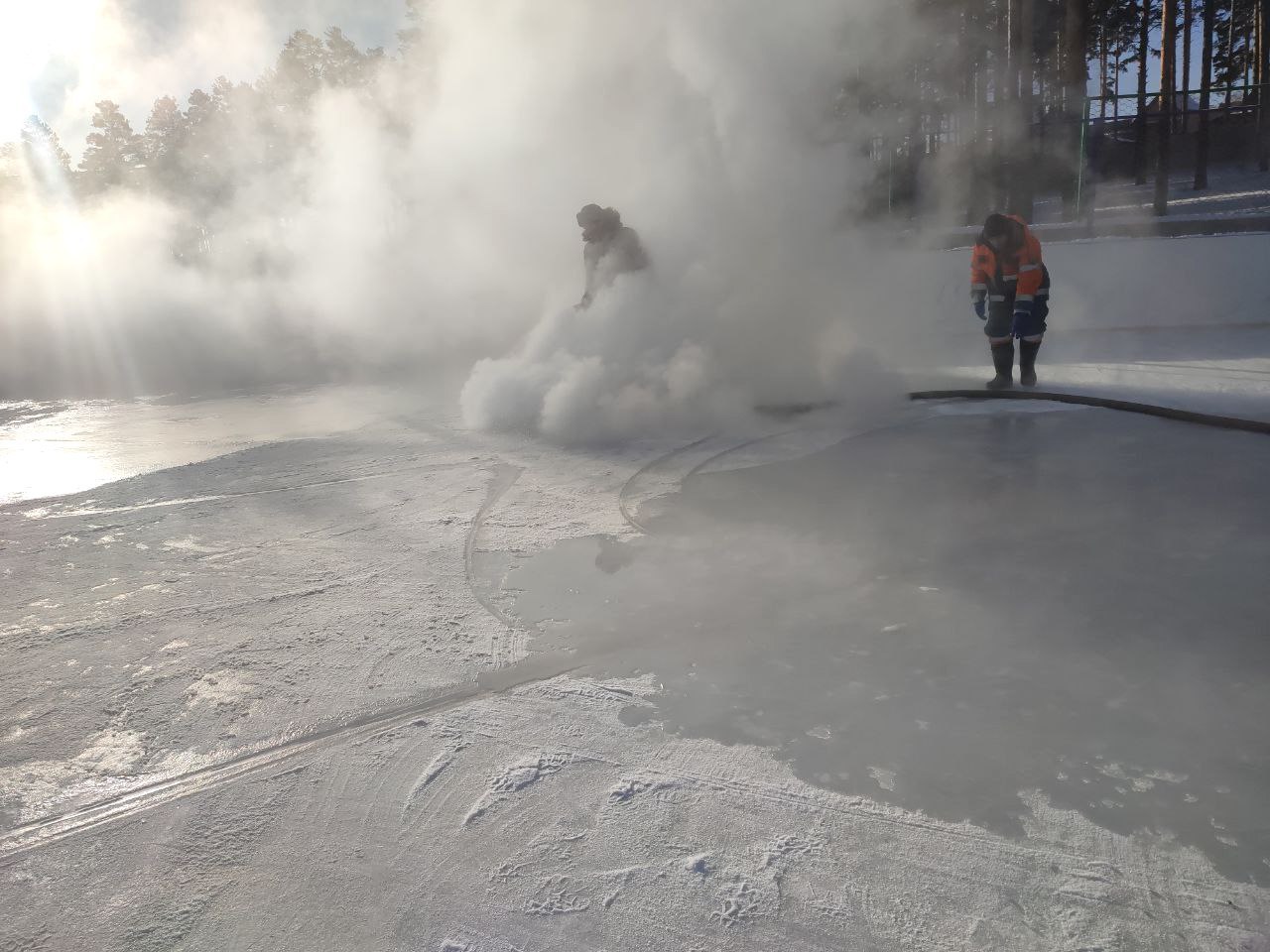 На катке школы №13 прошла финальная заливка льда горячей водой На катке школы №13 прошла финальная заливка льда горячей водой