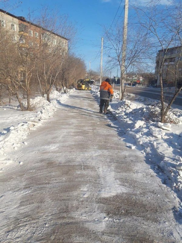 В Улан-Удэ усиливают уборку тротуаров В Улан-Удэ усиливают уборку тротуаров