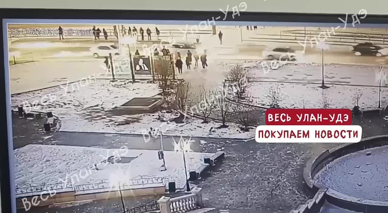 В Улан-Удэ кроссовер сбил пешеходов на переходе, образовалась пробка