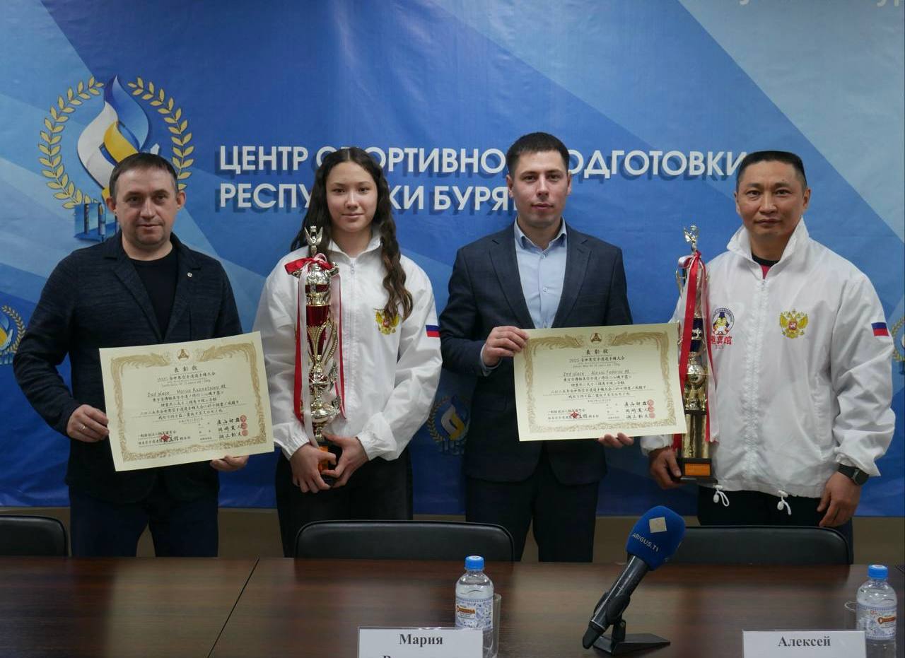 А дальше на пресс-конференции мы чествовали спортсменов, выступивших на чемпионате и первенстве мира по киокусинкай в Токио А дальше на пресс-конференции мы чествовали спортсменов, выступивших на чемпионате и первенстве мира по киокусинкай в Токио