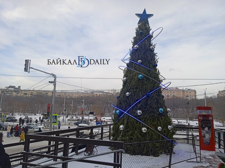 «В историческом центре Улан-Удэ лучшая ёлка в этом году у Galaxy - собрана из сосенок. Остальные - у «Фактора», «Еврозоны», «Центрального» - искусственное не пойми что»