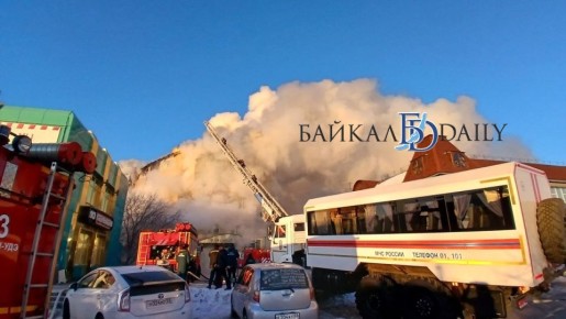 ТЦ «Баянгол» по-прежнему в огне