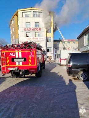 ТЦ "Баянгол" загорелся в Улан-Удэ, сообщает МЧС Бурятии