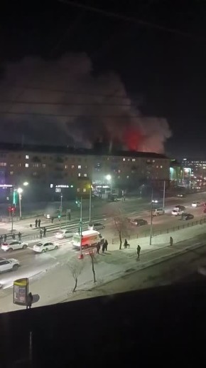 Пожарные борются с огнём в ТЦ «Баянгол» уже около шести часов