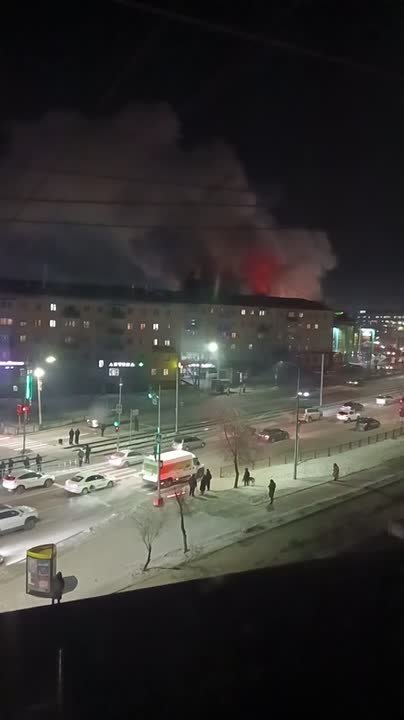 Пожарные борются с огнём в ТЦ «Баянгол» уже около шести часов