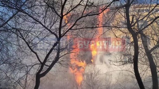 Пожар в ТЦ «Баянгол» охватил все пять этажей и распространяется по фасаду